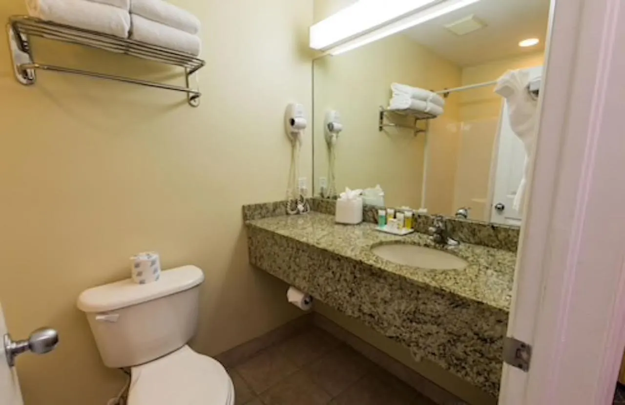 Sunshine Suites Resort West Bay Hotel