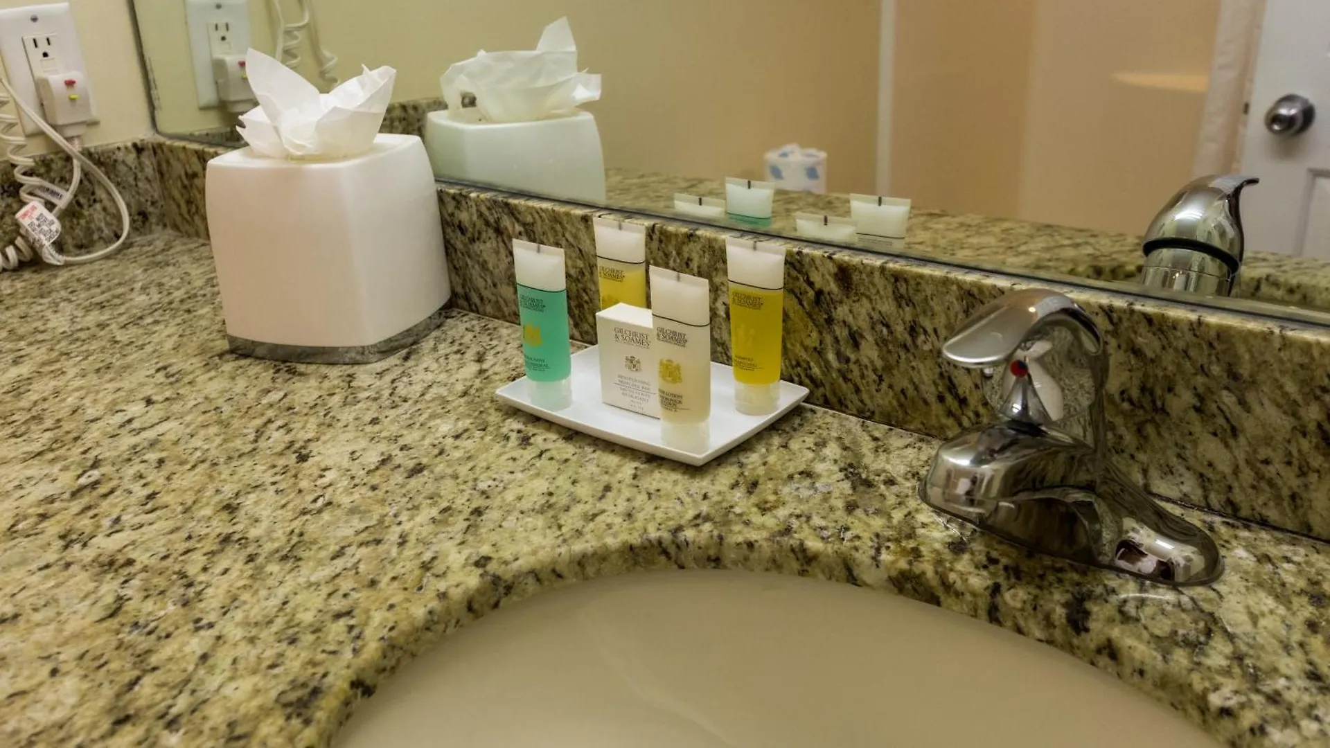 Sunshine Suites Resort West Bay