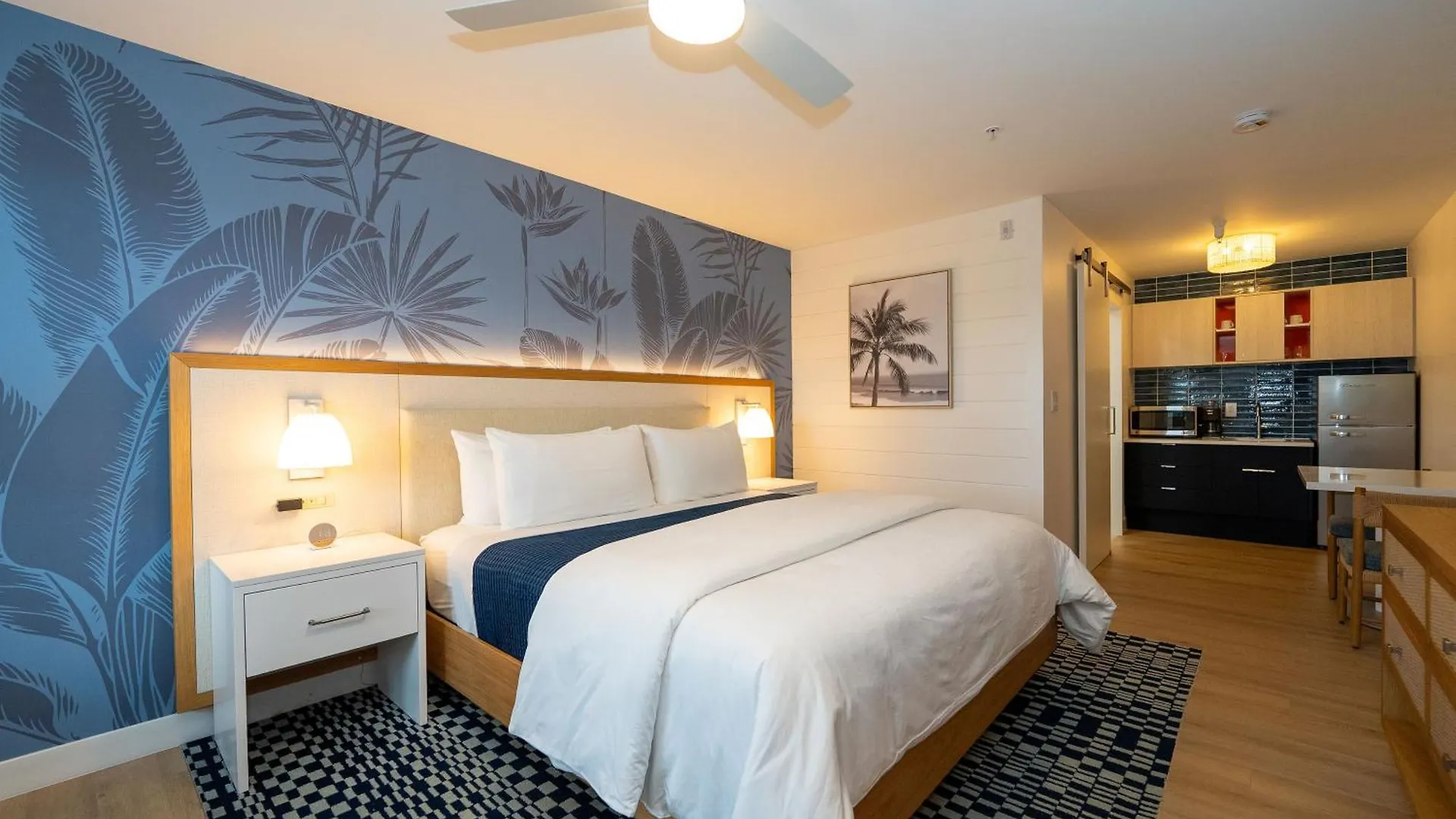 Sunshine Suites Resort West Bay