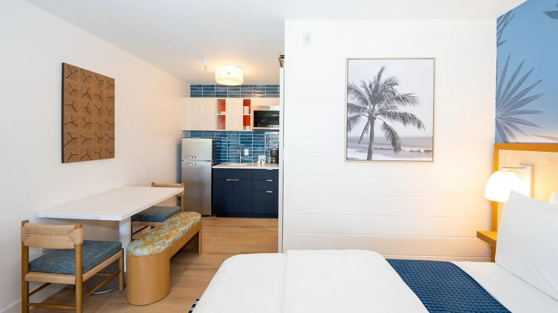 Sunshine Suites Resort West Bay 4*,